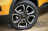 通常は215/60R17サイズのオールシーズンタイヤが装備される「4xeハイブリッド」だが、試乗車はオプションの「スタイルパック」装着車であり、215/55R18サイズのサマータイヤが装備されていた。