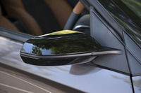 薄型でも広い視野角を実現したとされるドアミラー。「ブルーノレザーエディション」では、ブラックにペイントされる。