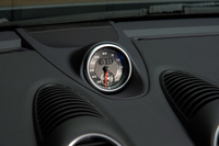 ダッシュボード上部に備わるアナログ式のストップウオッチ。「718ボクスターGTS」には、ダイナミックトランスミッションマウントや「PSMスポーツモード」を含む、「スポーツクロノパッケージ」が標準装備される。