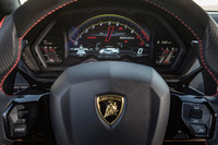 TFT液晶のメーターパネルには、可変空力デバイスの作動状態を示す表示が追加されていた。