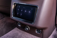 センターコンソール後部に、ワンタッチで取り外しができる「タッチスクリーンリモート（TSR）」を装備。スマホを操作する要領で、シートのマッサージやベンチレーター機能、エアコン、オーディオなどのコントロールが行える。