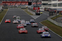GT500クラスのスタートシーン。予選トップのリアライズコーポレーション ADVAN Zは12位でレースを終えた。