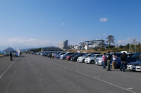 開場は西湘バイパスに面する大磯ロングビーチの第一駐車場。当日はご覧のとおりの晴天に恵まれた。