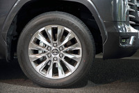 タイヤサイズは「ZX」のみ265/55R20、その他のグレードはすべて265/65R18となる。