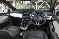 試乗車のボディーカラー「ルージュフラム」には「ライトグレー」のインテリアが組み合わされる。ボディーカラーが青または黒の場合、インテリアは「ブラック」。