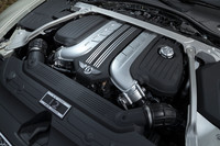 直噴化された6リッターW12ツインターボエンジンは、最高出力635ps、最大トルク900Nmを発生する。