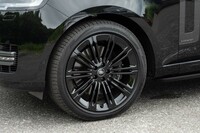 タイヤ＆ホイールは22インチが標準で、23インチはオプションで選べる。足元まですべて真っ黒なコーディネートだ。