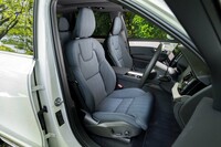 1列目シートには電動調整機構やヒーター、電動ランバーサポートなどを全車に標準で採用。「ウルトラ」グレードにはリラクゼーション機能やベンチレーション機能も搭載される。