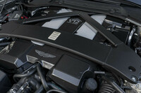 2基のターボで過給される「ヴァンキッシュ」の5.2リッターV12エンジンにはモーターが備わらない。純粋に“燃やす”ことで1000N・mものトルクをたたき出す。