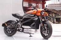 ハーレーダビッドソン初の量産型電動スポーツバイク「ライブワイヤー」は、その車体の中心部に大きなリチウムイオンバッテリー（写真中央の黒いコンポーネンツ）を抱える。その重量および体積と、動力性能とのバランスをどこに求めるのかが大きな課題となっている。