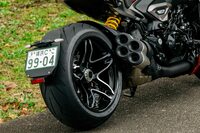 タイヤサイズは前が120/70ZR17、後ろが240/45ZR17。研磨加工が施された星型5スポークのリアホイールも、デザイン上の見どころとなっている。