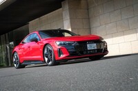 2021年4月に国内初披露された「アウディe-tron GT」（写真は高性能版の「RS e-tron GT」）。車両本体価格1399万円～という高額車ながら、すでに150台以上のオーダーが入っているという。