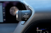 メーターバイザーの左側には、ドライブセレクターが備わる。モードは「エコ」「ノーマル」「スポーツS」「スポーツS＋」、そして「カスタム」の全5種類。