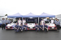 こちらは、第5大会の富士ラウンドでCG ROBOT RACING TEAMに加わってくださったスバル・ディーラー・メカニックの皆さんとCG ROBOT RACING TEAMの全メンバー。前列左から、新井宏友メカ（富士スバル 太田西店）、江戸 綾メカ（大阪スバル 帝塚山店）、林 真広メカ（岐阜スバル自動車 各務原店）、加納優馬メカ（三重スバル自動車 四日市店）、南 晃平メカ（北陸スバル自動車 高岡店）、徳武康貴メカ（スバル信州 長野テクニカルセンター店）。後列左から、CG ROBOT RACING TEAMの三上博光メカ、高橋 滋メカ、大山 望メカ、久保凜太郎選手、井口卓人選手、池島実紅選手、佐野泰弘監督／エンジニア、別所 整メカ、佐藤麻衣子マネジャー。