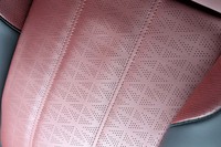 表皮には英国国旗をパターン化した穴あけ加工が施される。