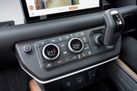 センタークラスターのコントロールパネル。「ディフェンダー」では副変速機もエアサスペンションの車高調整機能もワンボタンで操作可能となっており、かつ2つのデフロックの作動は自動化されている。