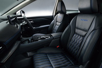 シートのメイン部分に抗菌仕様の本革を用いた「日産エクストレイルAUTECH」のフロントシート。ブルーステッチと専用デザインのキルティング、「AUTECH」の刺しゅうで高級感が演出されている。