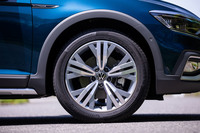 今回の試乗車は、標準装備となる18インチホイールに、245/45R18サイズの「コンチネンタル・スポーツコンタクト5」タイヤを組み合わせていた。