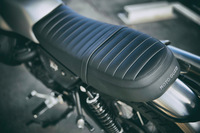 アルミ製の前後フェンダーやグラブストラップ付きのシートなど、オフロードテイストに加えてクラシカルな趣も加味されているのが「V7 IIIラフ」の特徴だ。