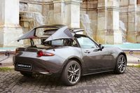 世界で最も生産された2人乗りの小型オープンスポーツカーとして、ギネスブックに認定されている「マツダ・ロードスター」にも、今日ではリトラクタブルハードトップのモデルが設定されている。