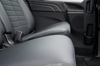 2列目はリクライニングとスライド調整だけでなく、実は座面の高さも少しだけ調整できる。2007年のデビュー当初からの機能とのことだが、長身の人でもきちんと太ももの裏をサポートしてもらえる優れものだ。