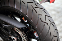 「1290スーパーアドベンチャーS」のタイヤサイズは、前が120/70ZR19、後ろが170/60ZR17。高いグリップ力と耐久性を併せ持つ「ピレリ・スコーピオン トレイルII」が装着される。