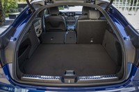 「GLCクーペ」の荷室容量は500～1023リッター。SUVの「GLC」（580～1150リッター）に比べて小さくなっている。