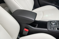 フロントにセンターアームレストを採用するなどして利便性も改善。アームレスト下の収納スペースには可動式の仕切りが設けられており、ドリンクホルダーとしても使えるようになっている。