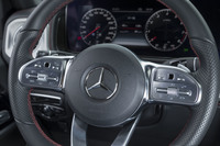 ステアリングホイールのスポーク部には、クルーズコントロールやカーオーディオなどのスイッチが並ぶ。インフォテインメントシステムの操作部はセンサー式で、スマートフォンのようなタッチ＆スワイプが可能。