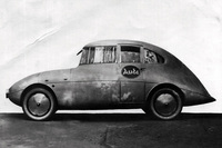 ドレスデンのコーチビルダーにより、ヤーライの提唱する流線形のボディーが架装された「アウディ・タイプK」。