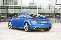 リアデッキに固定されたリアウイングは「TT RS」の証し。