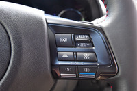 アイサイトのスイッチは、ステアリングの右側のスポークに集められている。その下にあるのはドライブモード、SI-DRIVEの切り替えスイッチ。