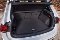 後部座席を使用する通常時の荷室容量は615リッター。後席の背もたれを前方に倒すと、荷室容量を最大1655リッターに拡大できる。