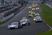 GT300クラスのスタートシーン。No.25 VivaC 86 MC（松井孝允／山下健太）を先頭に、第1コーナーへと突入。