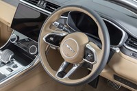 外周がコンビ柄の「スプリットリムステアリングホイール」も、2021年モデルから採用されたアイテムだ。