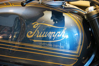 「トライアンフ・スピードツイン」に受注生産の特別仕様車「ライトニングエディション」登場の画像