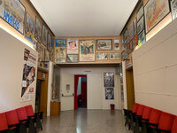 映画館ドン・ズッキーニのホワイエ。奥がシアター、右は併設の図書館入り口。