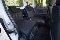 260mmというロングスライド機構を備えたリアシート。サンシェードやピクニックテーブルといった快適装備も充実している。