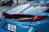 中央部分がくぼんだリアウィンドウも、「プリウスPHV」のデザインにおける大きな特徴のひとつ。