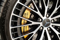 フロントには直径415mmという大径ブレーキディスクが標準装備される。オプションの21インチホイール装着車には同440mmのものがおごられる。