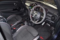 ハンドル位置は右のみ。MT車は海外でもラインナップされていない。