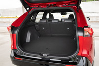 荷室は「RAV4ハイブリッド」より縮小しているものの、スペアタイヤを搭載しつつ490リッターの容量を確保している。