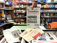 シエナにある新聞販売店で。今回の経営統合を扱った新聞を手にしているマッシミリアーノ氏（写真）はボルボのユーザー。彼の父親はスズキのユーザーである。