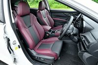 前席は、カップルディスタンス（左右席の座席中央間の距離）が初代より20mm長い730mmに拡大。横方向のゆとりが増した。