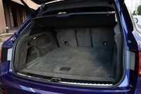 荷室は、3分割式の後席を倒すことでアレンジ可能。左側面にはフロア高の調節スイッチが備わる。