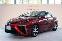 トヨタがリリースした燃料電池車の「ミライ」。水素を使って燃料電池スタックで発電し、その電力でもってモーターを駆動する。水素の充てんにかかる時間は数分で、“満タン”状態から約650km（JC08モード）の距離を走ることができる。