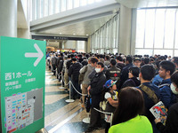 東京モーターサイクルショー2018の初日、午後1時の一般公開直前。入場ゲートの前は、すでに長蛇の列。