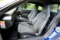 「スポーツシートプラス」と呼ばれる「911カレラGTS」のシート。ヘッドレストには「GTS」のロゴが添えられる。