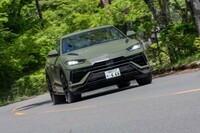 「ペルフォルマンテ」がメカニカルサスを使うのに対し、「ウルスS」はエアサスを搭載している。