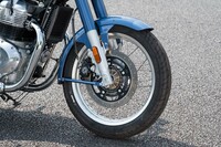 タイヤサイズは前が100/90-19、後ろが140/70R18。兄弟関係の2機種とは異なり、クラシックなスポークホイールが組み合わされる。